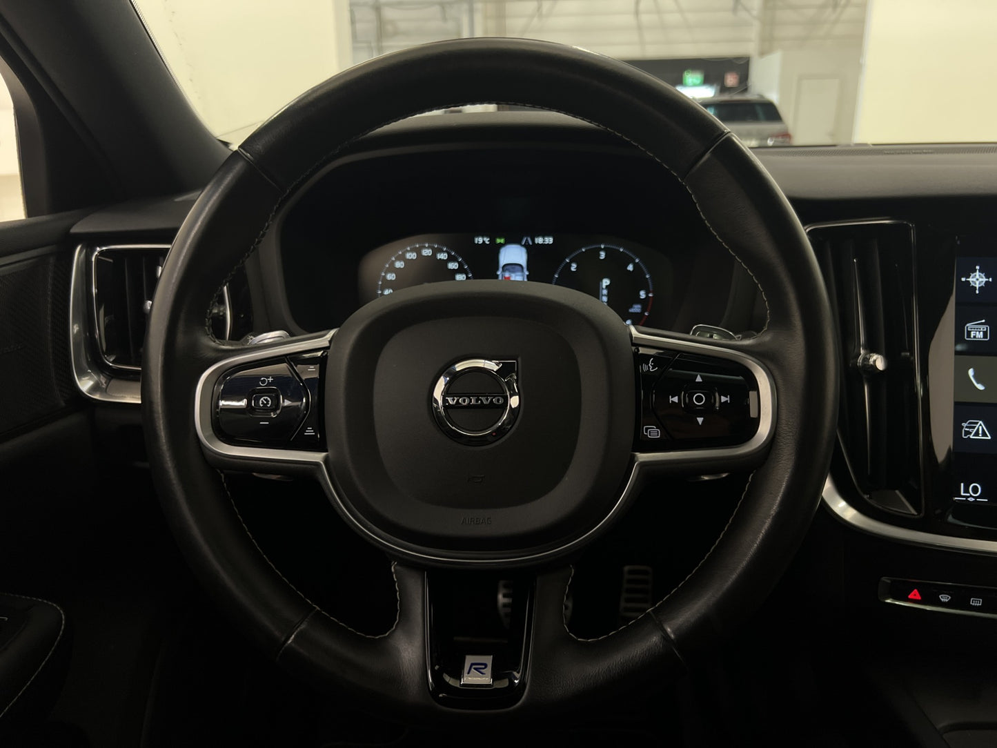 Volvo V60 D3 150hk AWD R-Design Pano HUD H/K Dvärm Navi Drag