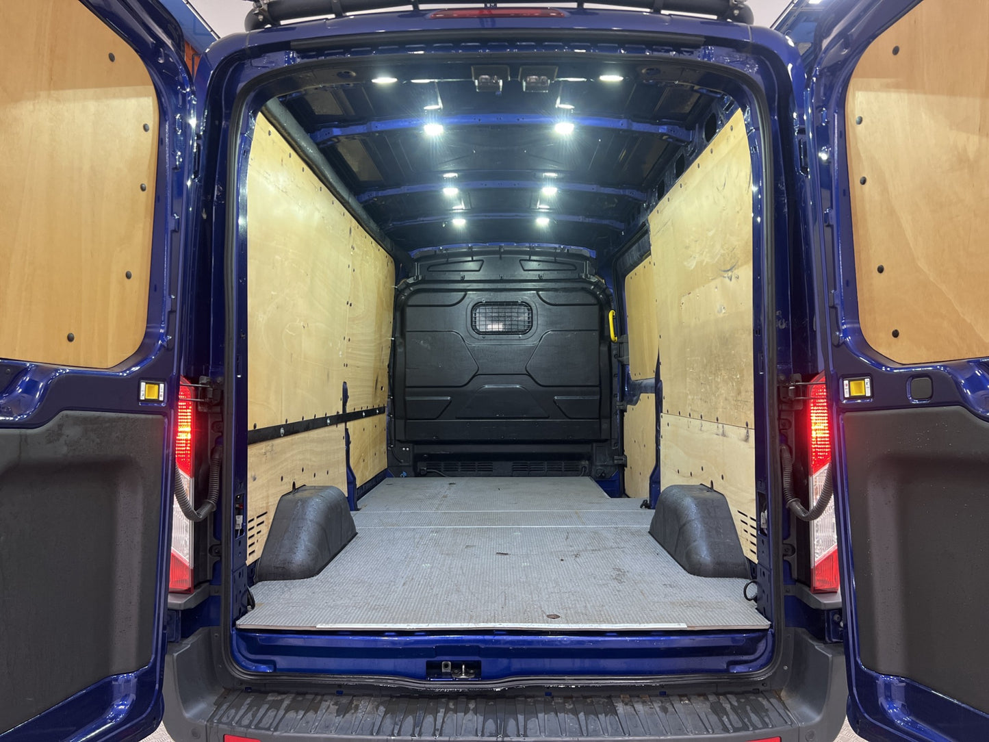 Ford Transit 350 L2H2 170hk AWD Värmare Drag B-Kamera MOMS