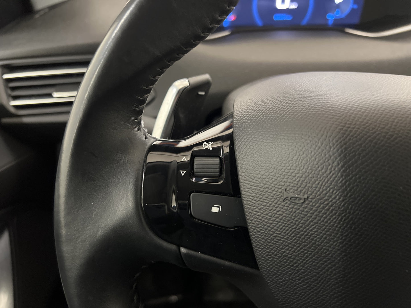 Peugeot 308 1.2 e-THP 130hk Allure Kamera Halvskinn CarPlay