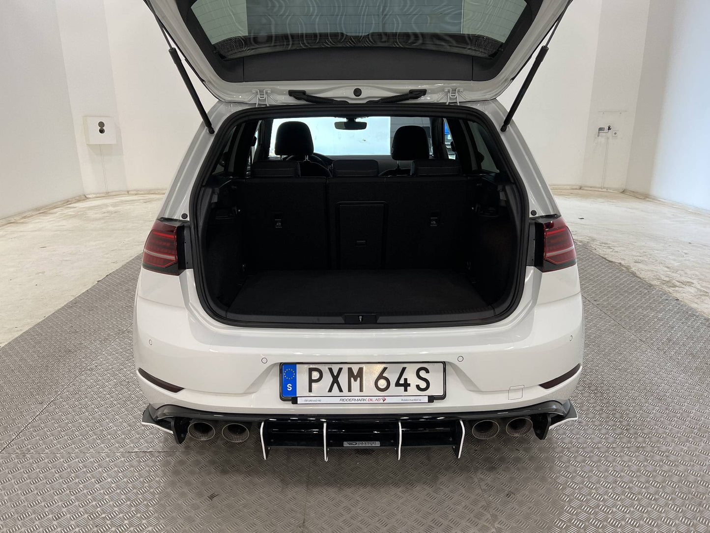 Volkswagen Golf R 4M 300hk Akrapovic Cockpit Dynaudio Maxton