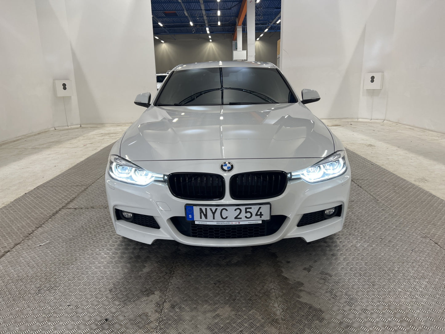 BMW 330i 252 hk M-Sport Drag Nyservad P-sensorer LED