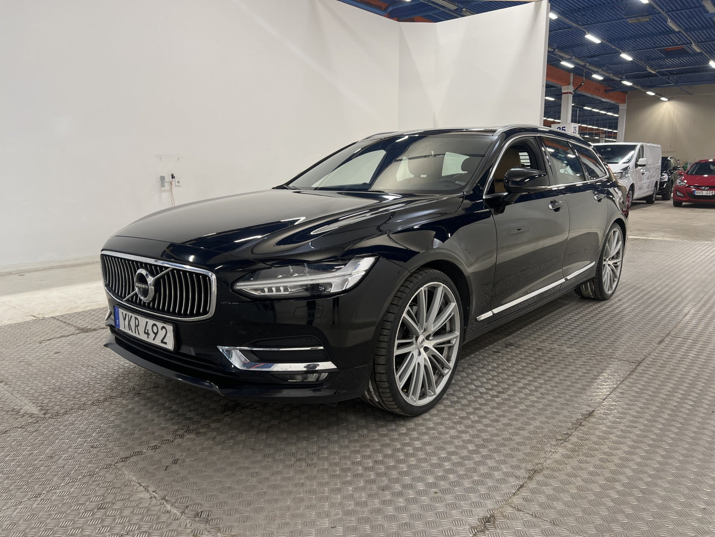 Volvo V90 D3 150hk Inscription 360 VOC Pano D-Värm B&W HUD