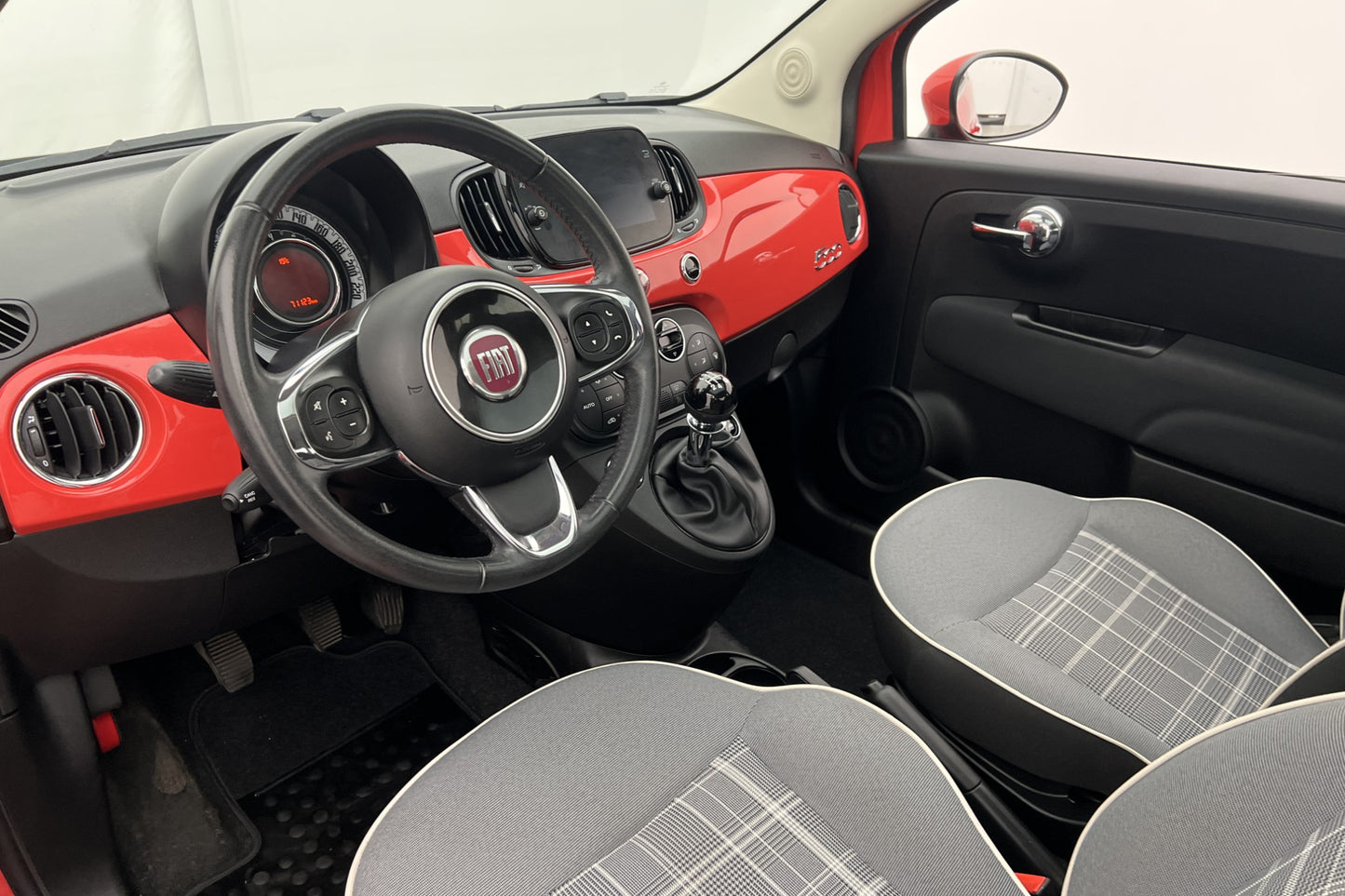 Fiat 500 1.2 69hk Lounge Panorama Sensorer CarPlay Välserv