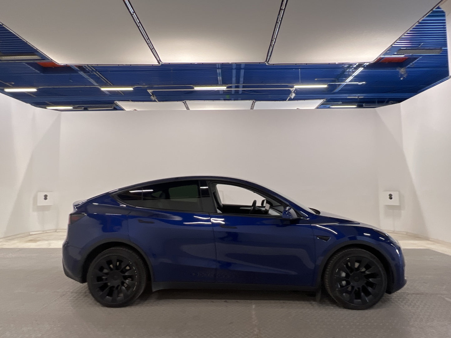 Tesla Model Y Long Range 345hk Svensksål Uppgraderad AP MOMS