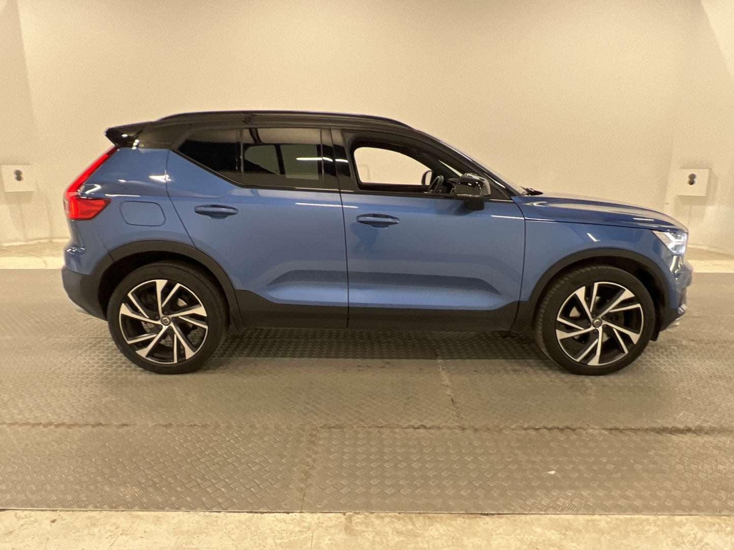 Volvo XC40 D4 190hk AWD  R-Design Pano  Värmare 360°K Skinn