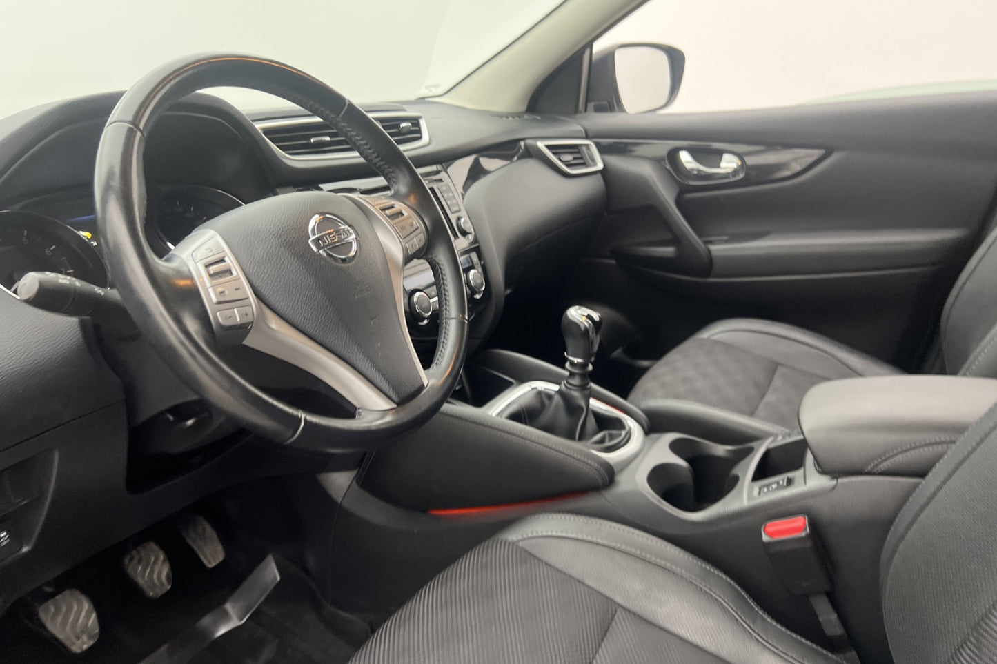 Nissan Qashqai 1.2 DIG-T 115hk Tekna 360° kamera Navi Drag