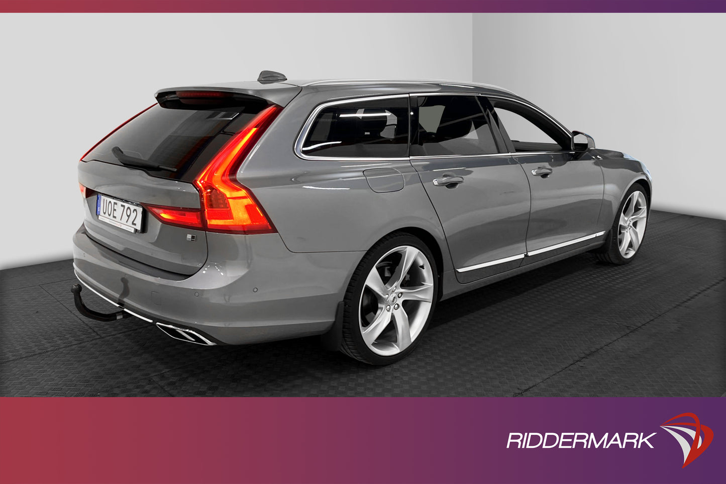 Volvo V90 D5 AWD Inscription D-Värm Pano B&W Skinn 360° HuD