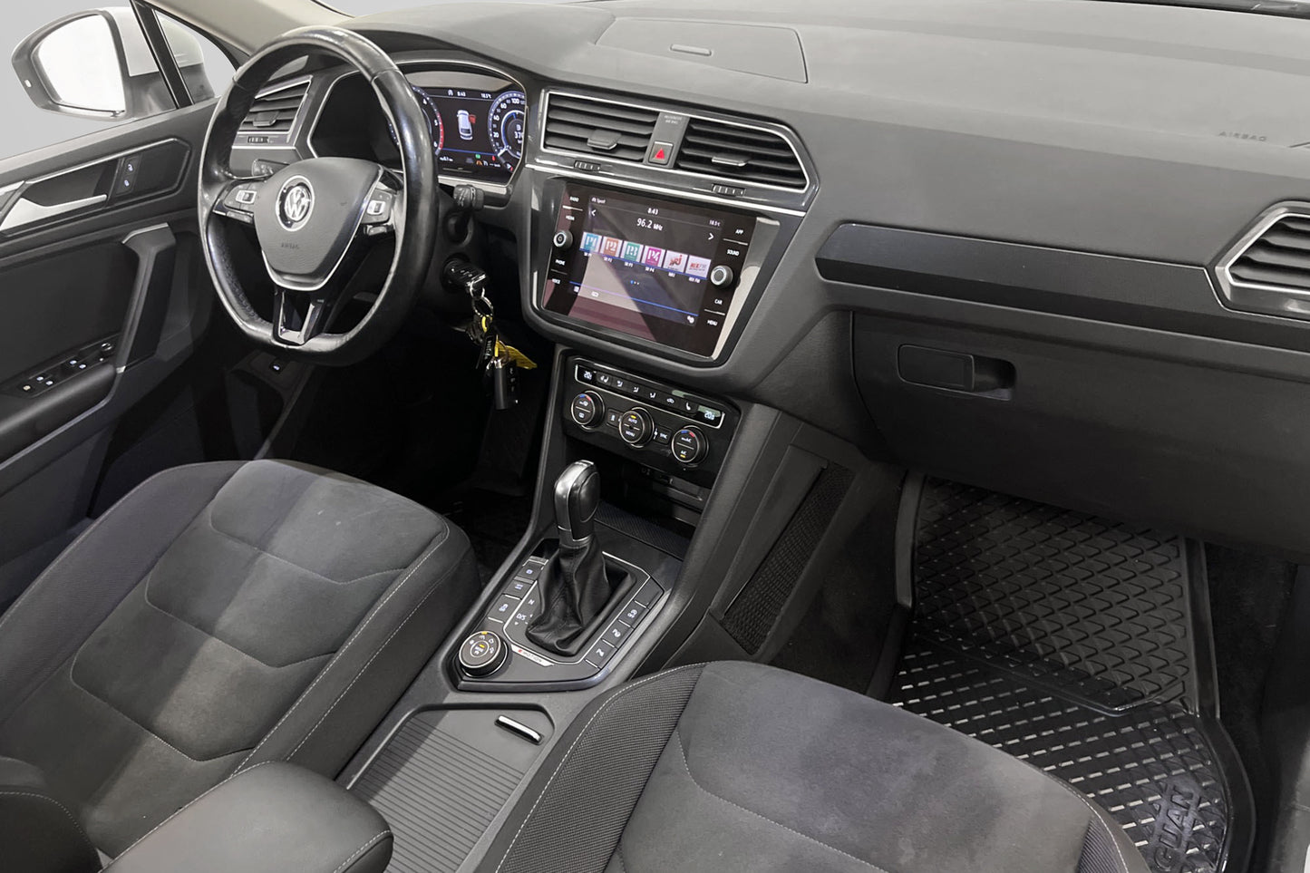 Volkswagen Tiguan 2.0 TDI 190hk R-line Cockpit Värmare Drag