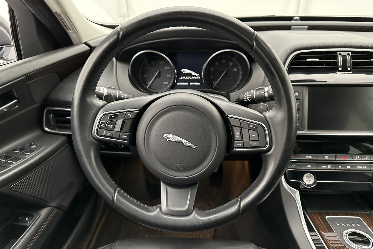 Jaguar XE 25t 240hk Prestige Pano Värmare Kamera HUD Skinn