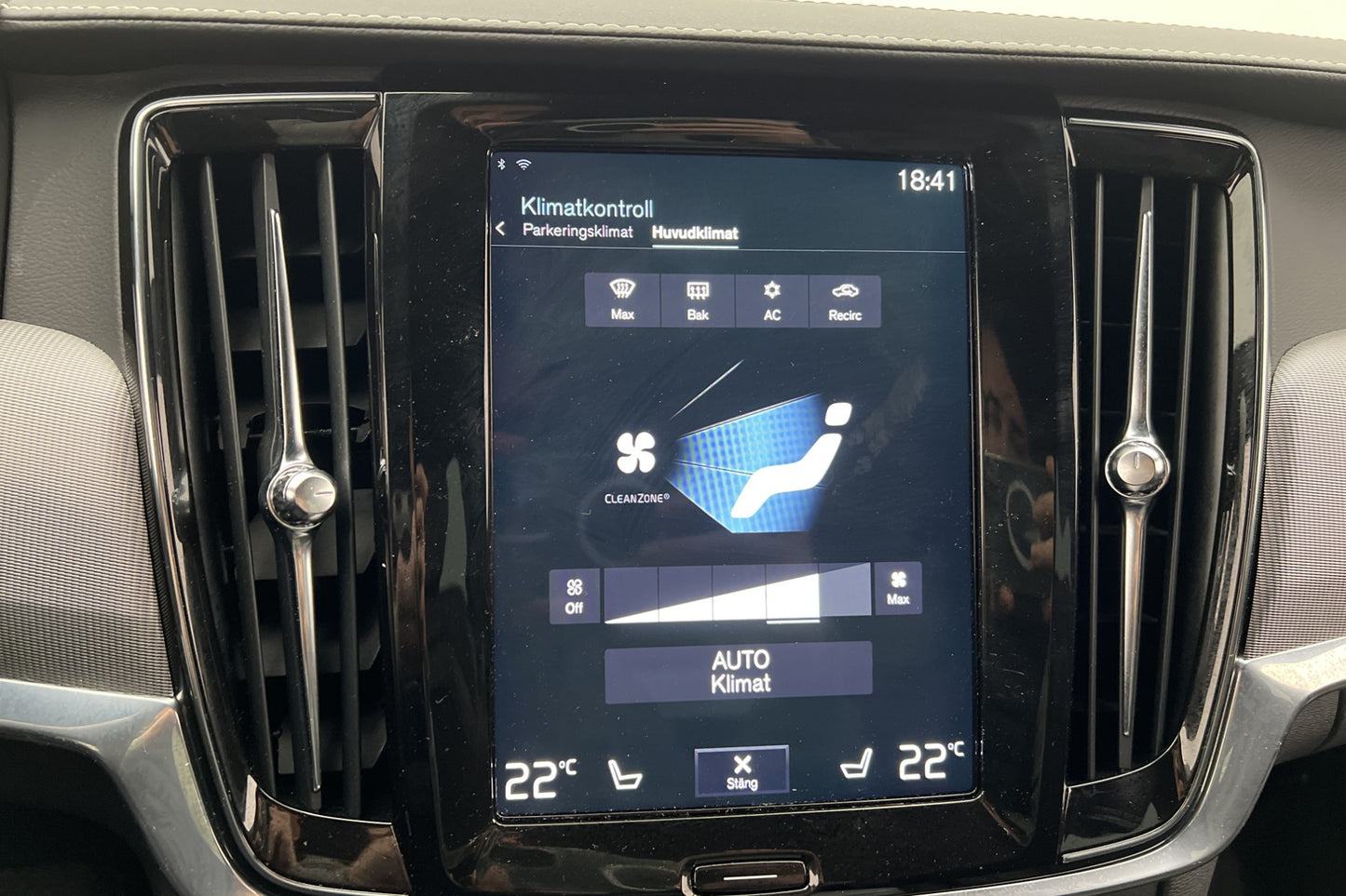 Volvo V90 D3e 150hk R-Design VOC Värm CarPlay Sensorer Drag