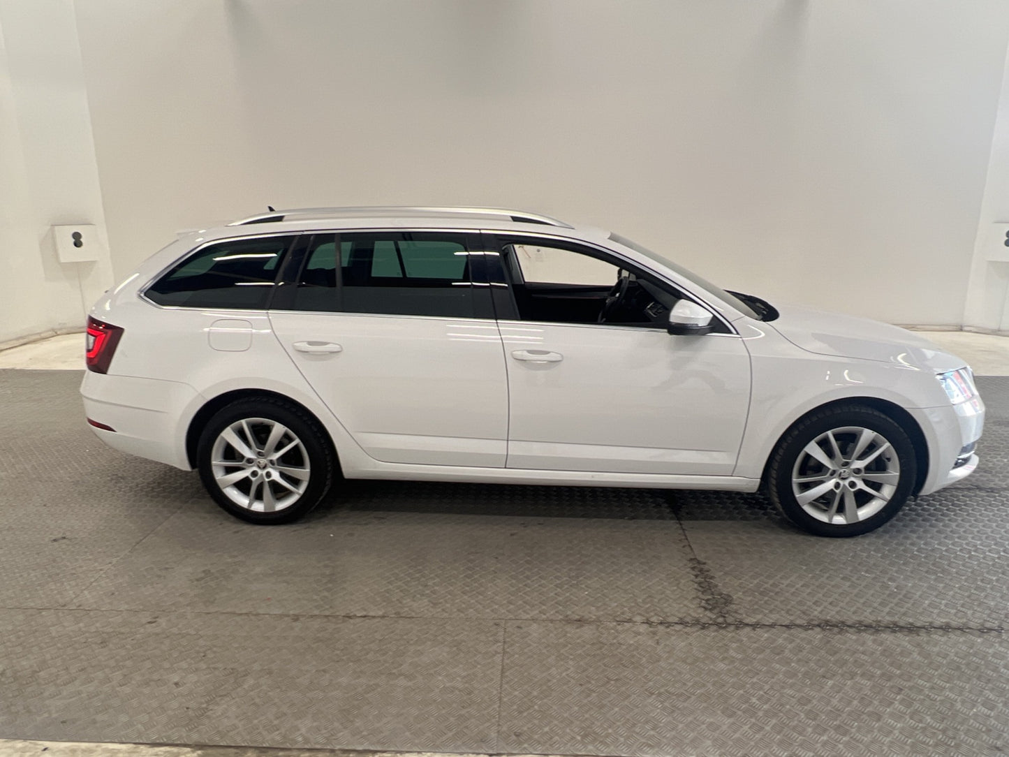 Skoda Octavia Kombi 130hk Premium Värmare Kamera Navi Drag