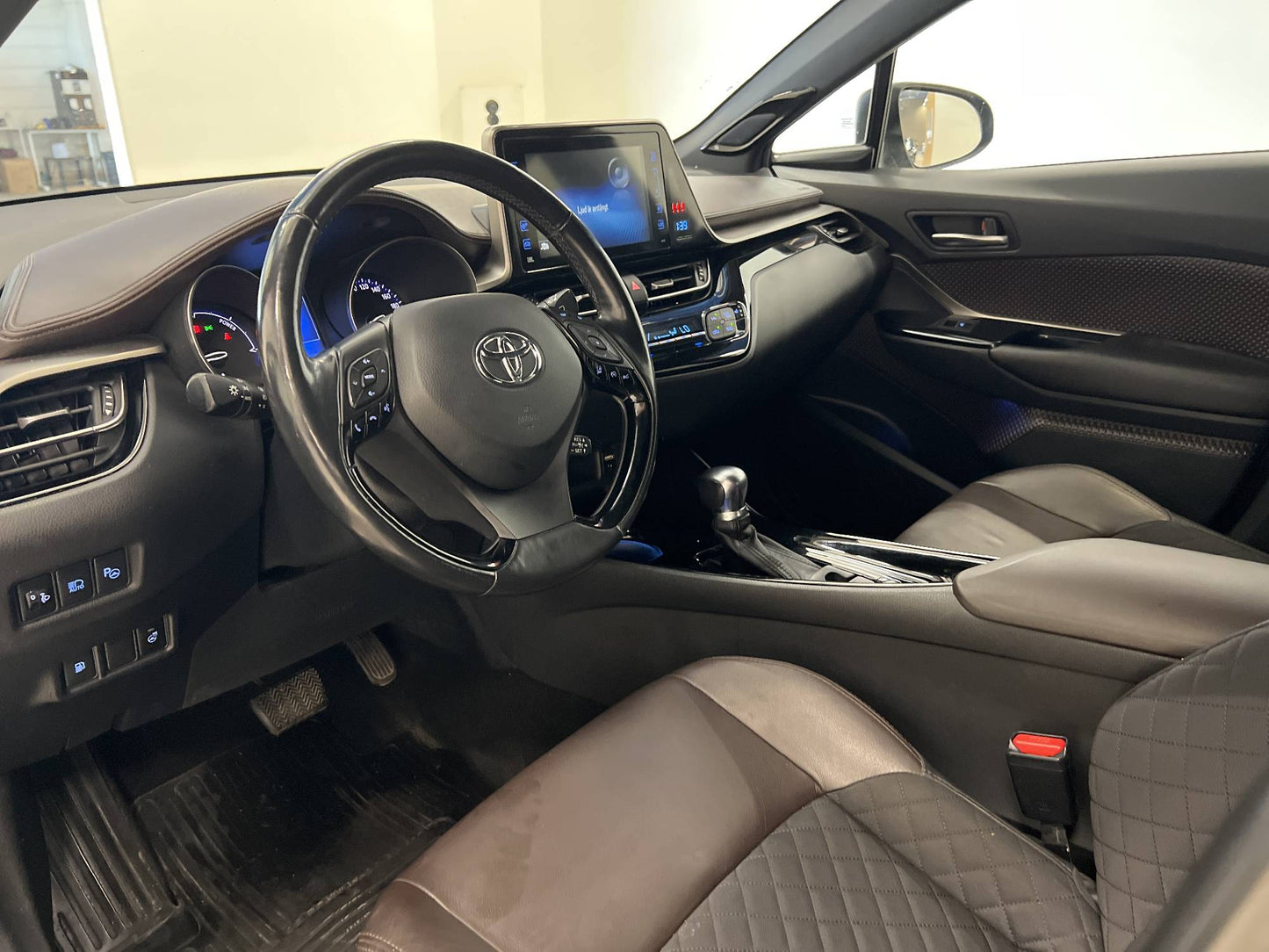 Toyota C-HR Hybrid CVT 122hk Executive M&K-Värm 360kr Skatt