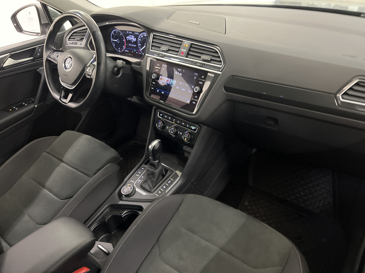 Volkswagen Tiguan 4M 190hk R-line Executive Cockpit Värmare