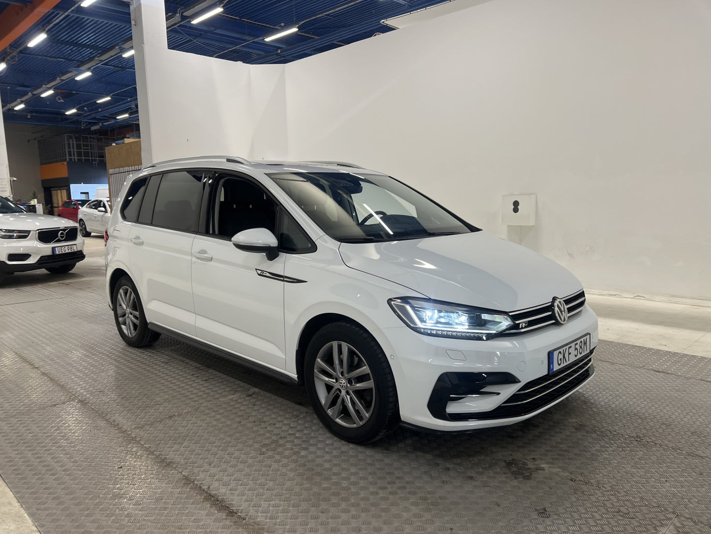 Volkswagen Touran 2.0 TDI 150hk R-line Pano D-värm B-kamera