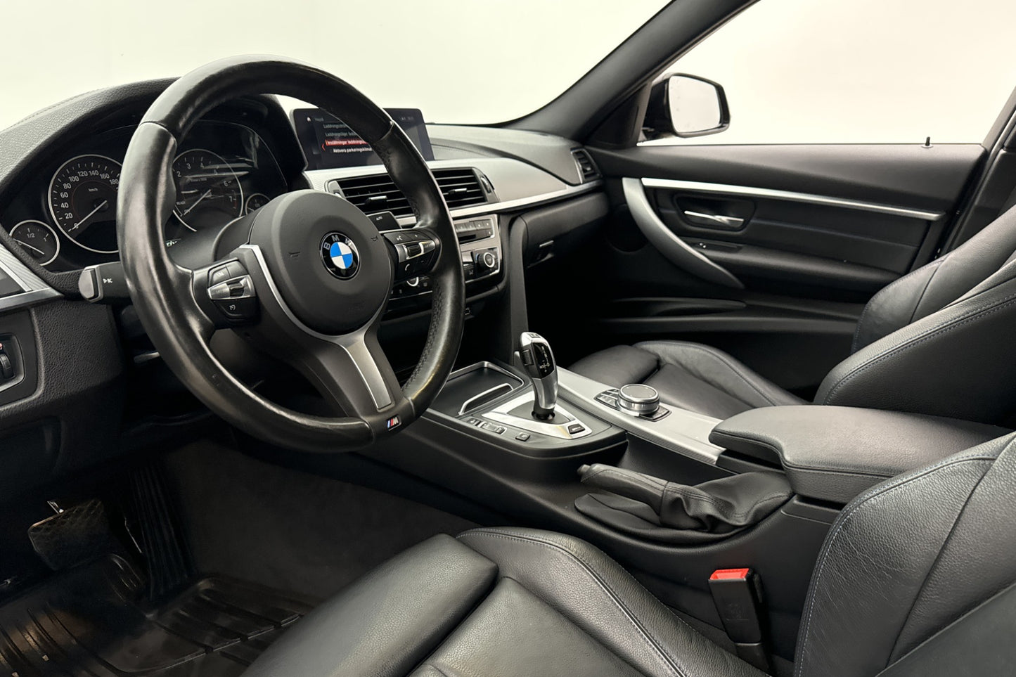 BMW 330 e Sedan M Sport HiFi Navi Skinn Sensorer Välservad