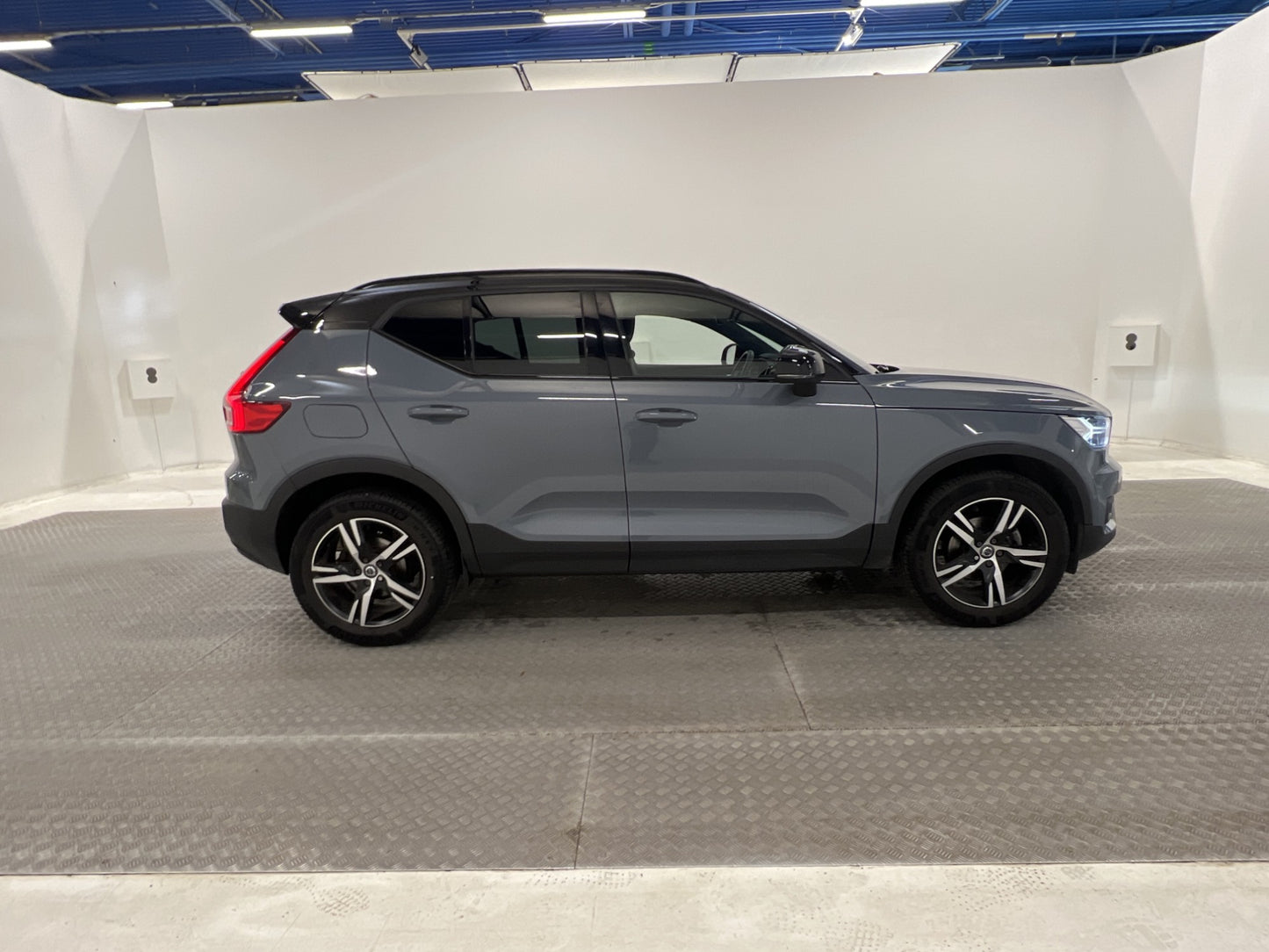 Volvo XC40 T2 129hk R-Design VOC Värmare Kamera Navi Carplay