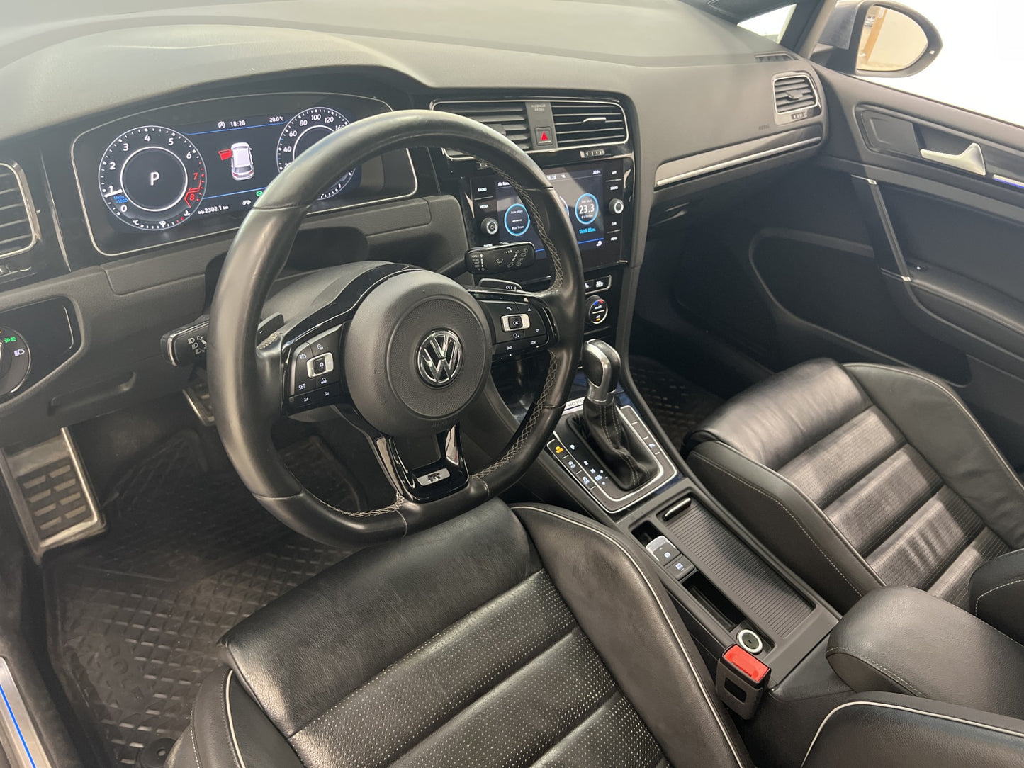 Volkswagen Golf R 2.0 4M 310hk Cockpit Pano Skinn Kamera