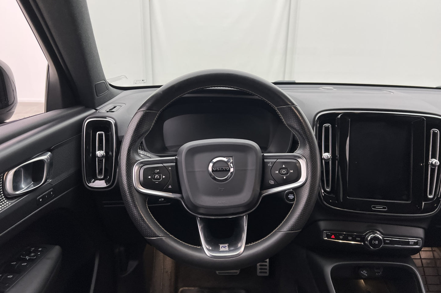 Volvo XC40 D4 AWD R-Design VOC Värmare Kamera Navi 20" Drag