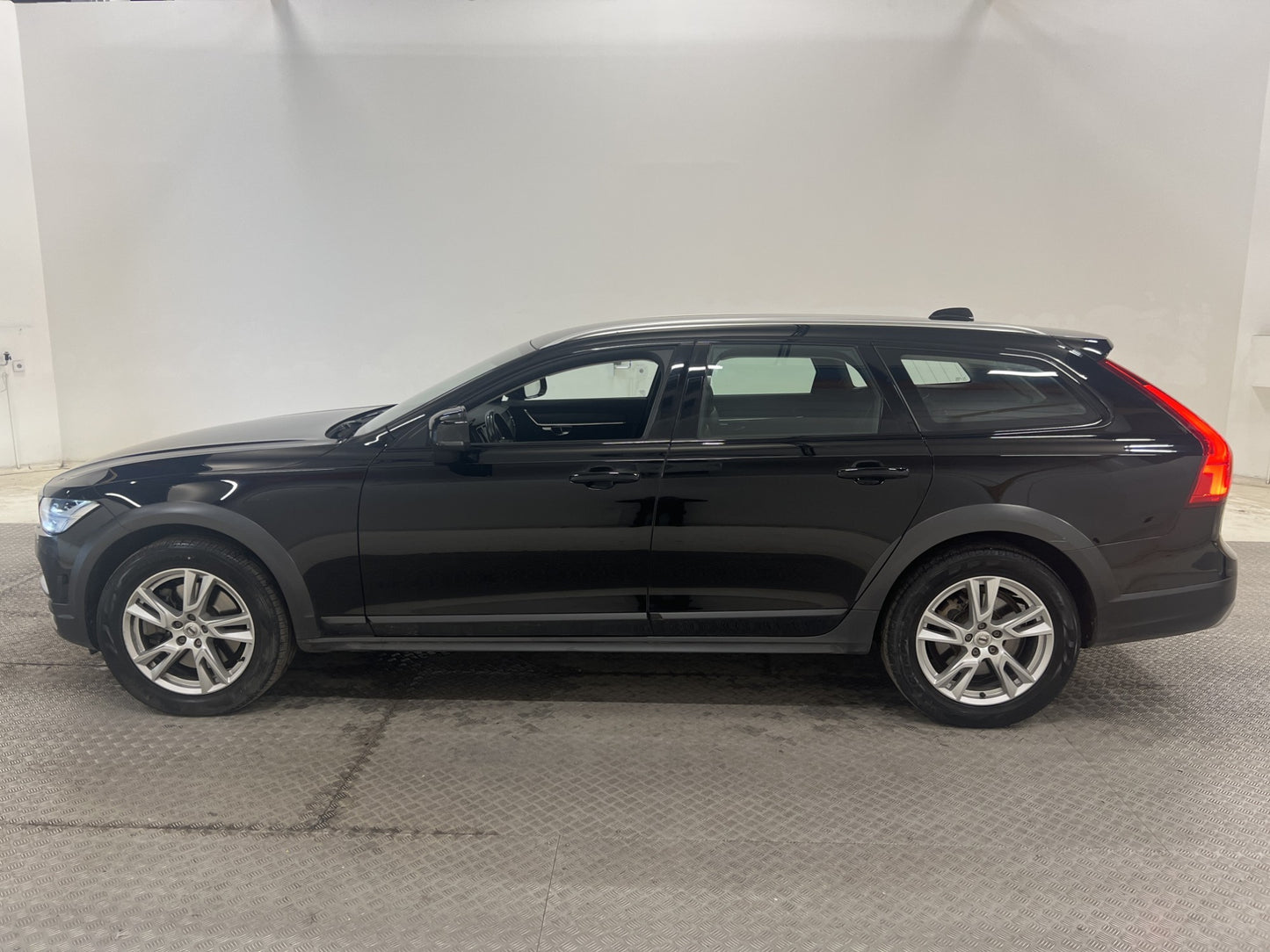 Volvo V90 Cross Country D4 AWD 190hk Momentum VOC Värm Drag