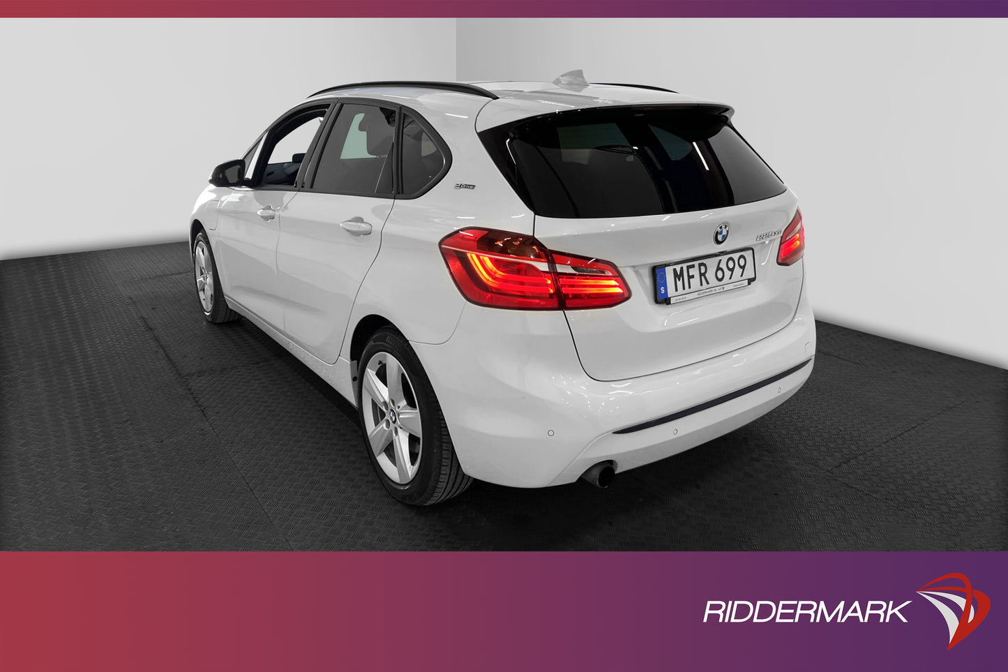 BMW 225xe Active Tourer 224hk Pano HUD Skinn B-kamera Navi