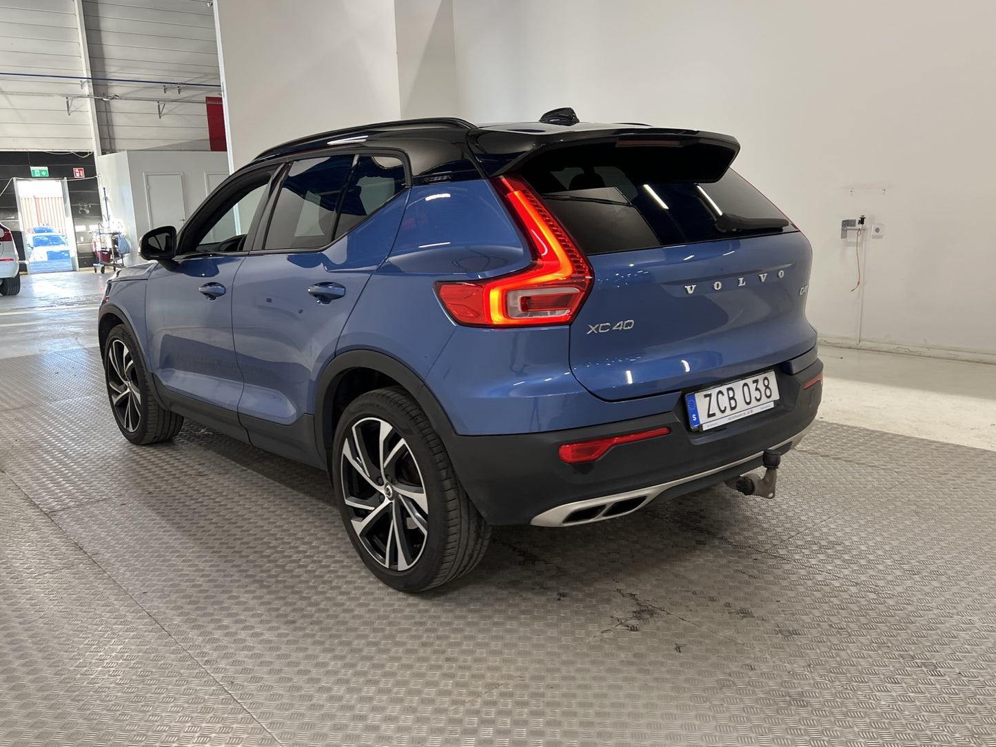 Volvo XC40 D4 190hk AWD  R-Design Pano  Värmare 360°K Skinn