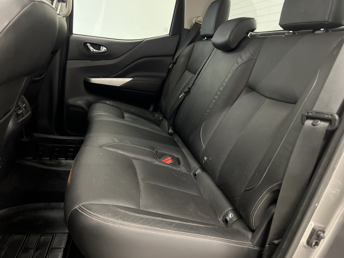 Nissan Navara Tekna 2.3dCi 4WD Dragkrok Skinn MOMS 1-ÄGARE