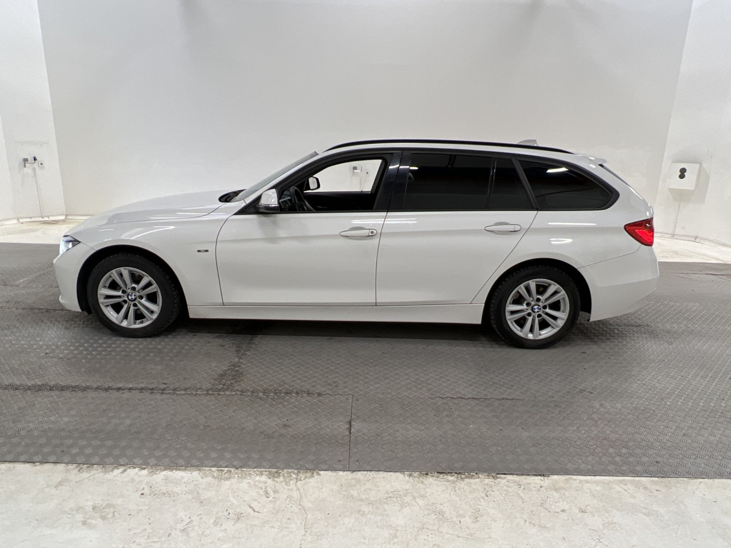 BMW 320 d Touring 184hk Sportline Rattvärme Drag Nyservad