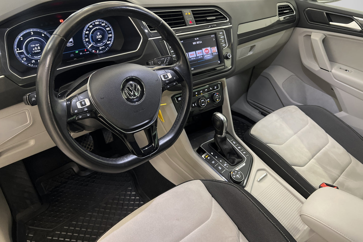 Volkswagen Tiguan 4M 190hk R-Line Cockpit D-Värm B-Kam Drag