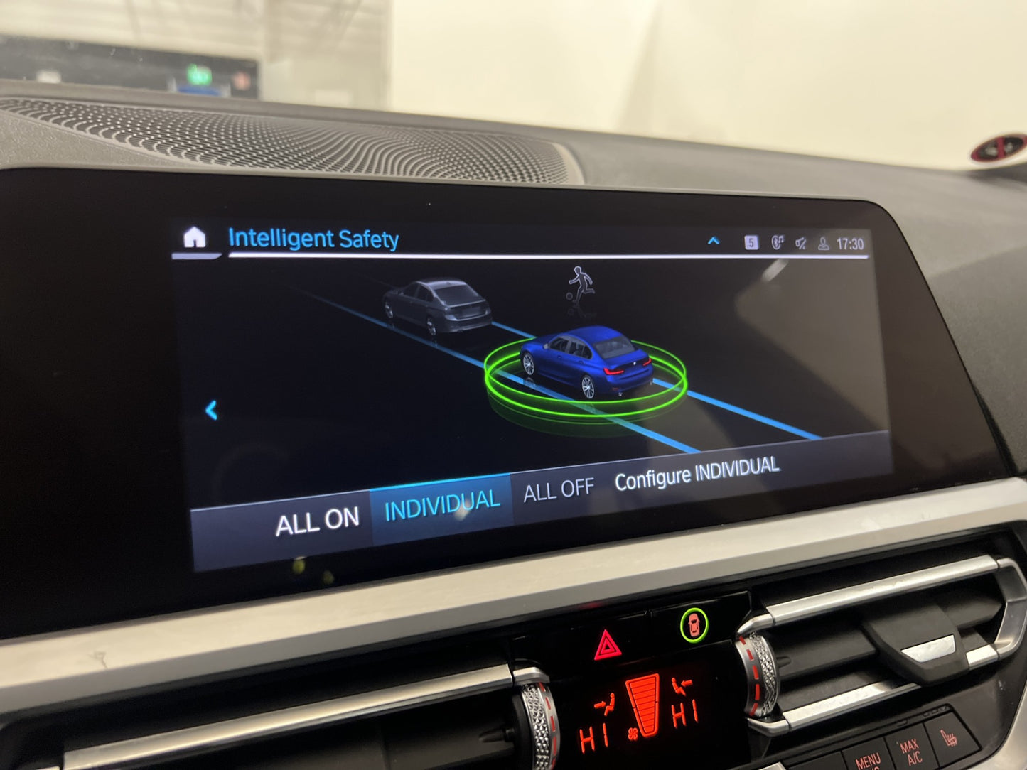 BMW 330e Sedan 292hk Sport line HiFi Rattvärme Navi Cockpit