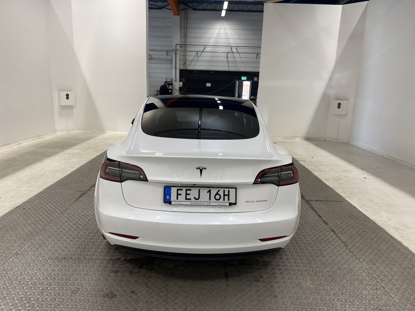 Tesla Model 3 Long Range AWD 440hk Svensksåld Autopilot