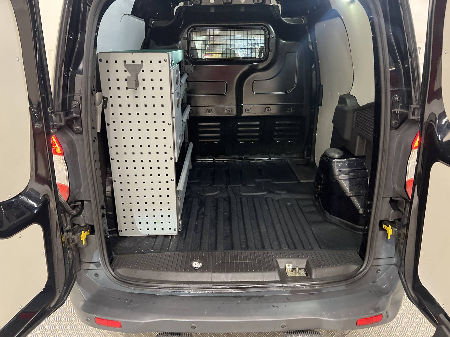 Ford Transit Courier 1.5 TDCi 75hk Värmare PDC Verkstad-inre