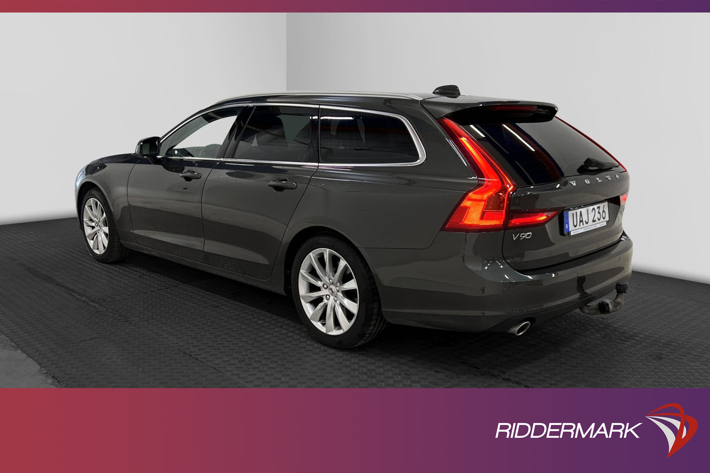 Volvo V90 T4 190hk Momentum Adv Edit VOC B-Värm Drag BLIS