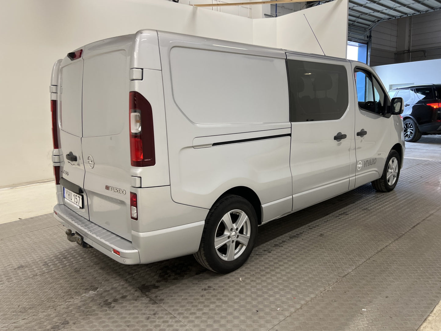 Opel Vivaro CrewVan L2 145hk Värmare Drag B-Kamera 6-Sits