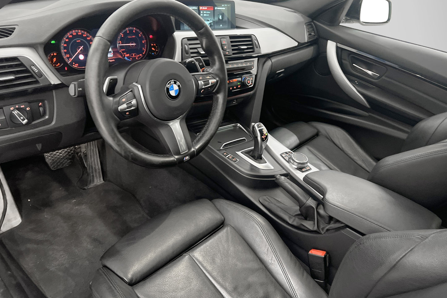 BMW 330 i xDrive 252hk M Sport Pano Navi Cockpit HiFi Skinn