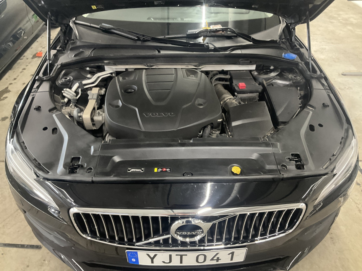 Volvo V90 D4 AWD Advanced Edt Pano VOC Värm Sensorer Drag