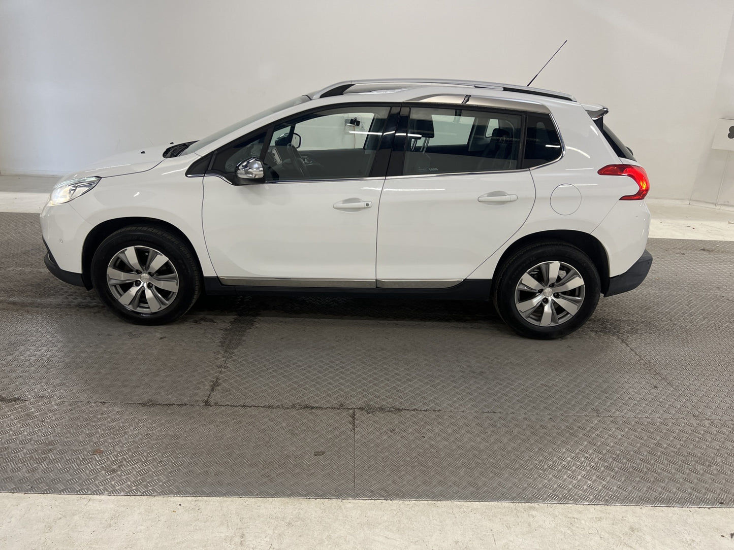 Peugeot 2008 1.2 VTi Allure Motorvärmare Pano Navigation