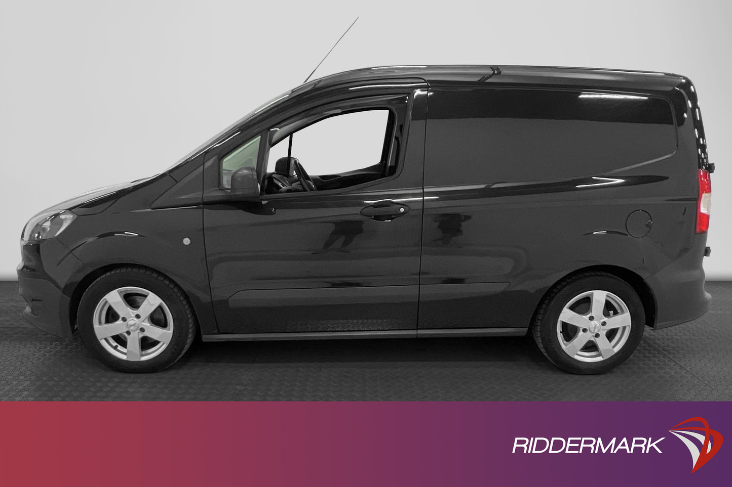 Ford Transit Courier 1.5 TDCi 75hk Värmare PDC Verkstad-inre