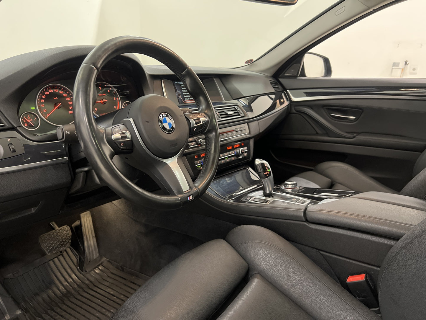 BMW 520d xDrive 190hk Värmare H/K Pano Skinn P-sensor Drag