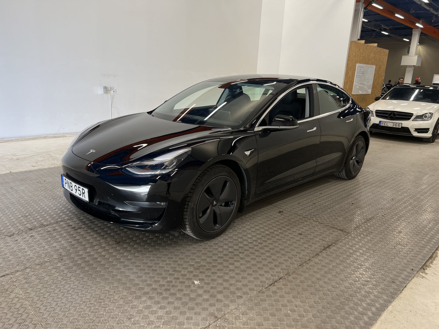 Tesla Model 3 Long Range AWD 440hk Svensksåld Autopilot