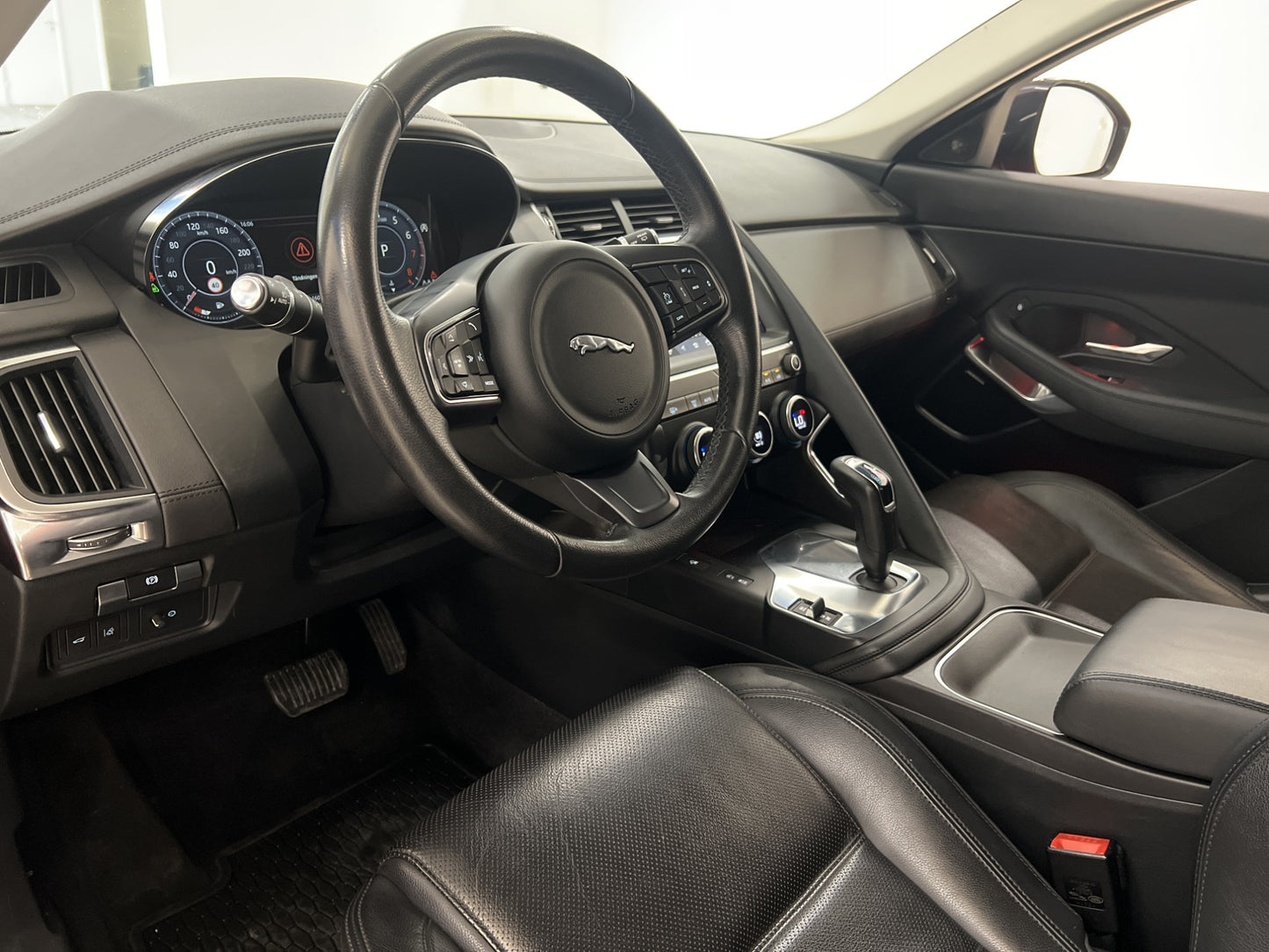 Jaguar E-Pace P200 AWD 200hk Cockpit Navi Meridia Skinn Drag