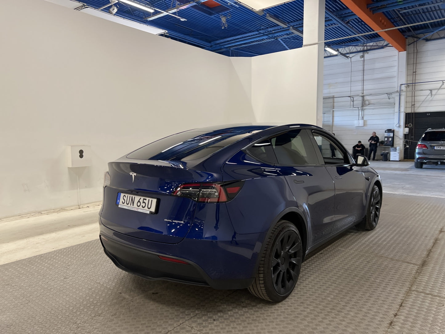 Tesla Model Y Long Range 345hk Svensksål Uppgraderad AP MOMS