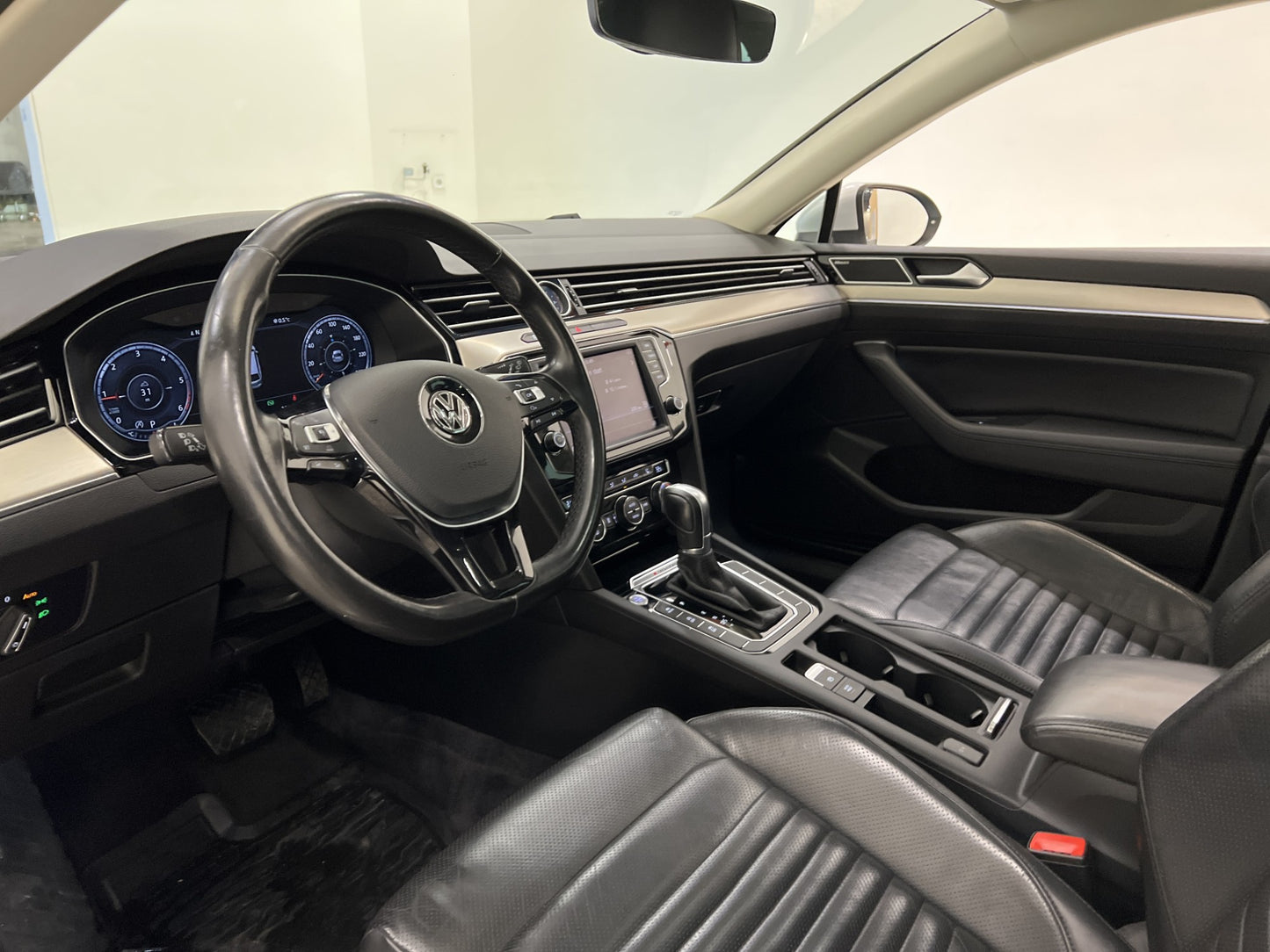 Volkswagen Passat 4M 240hk Executive Pano Cockpit Värm Drag