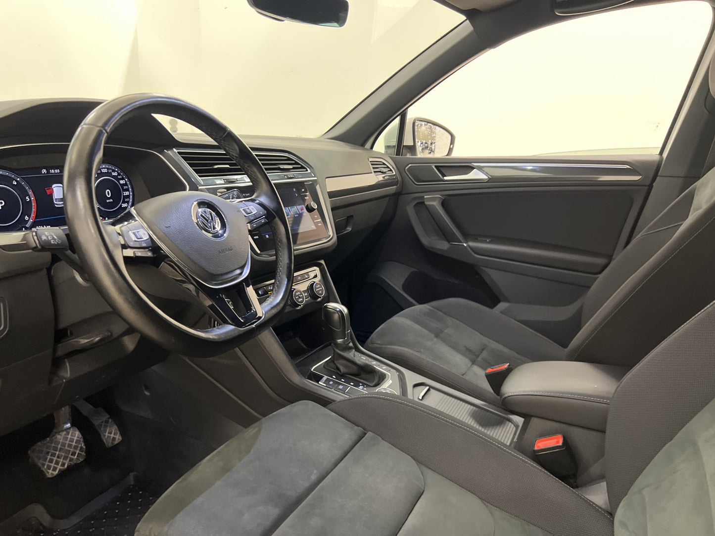 Volkswagen Tiguan 4M 190hk Premium Cockpit Värm Kamera Drag