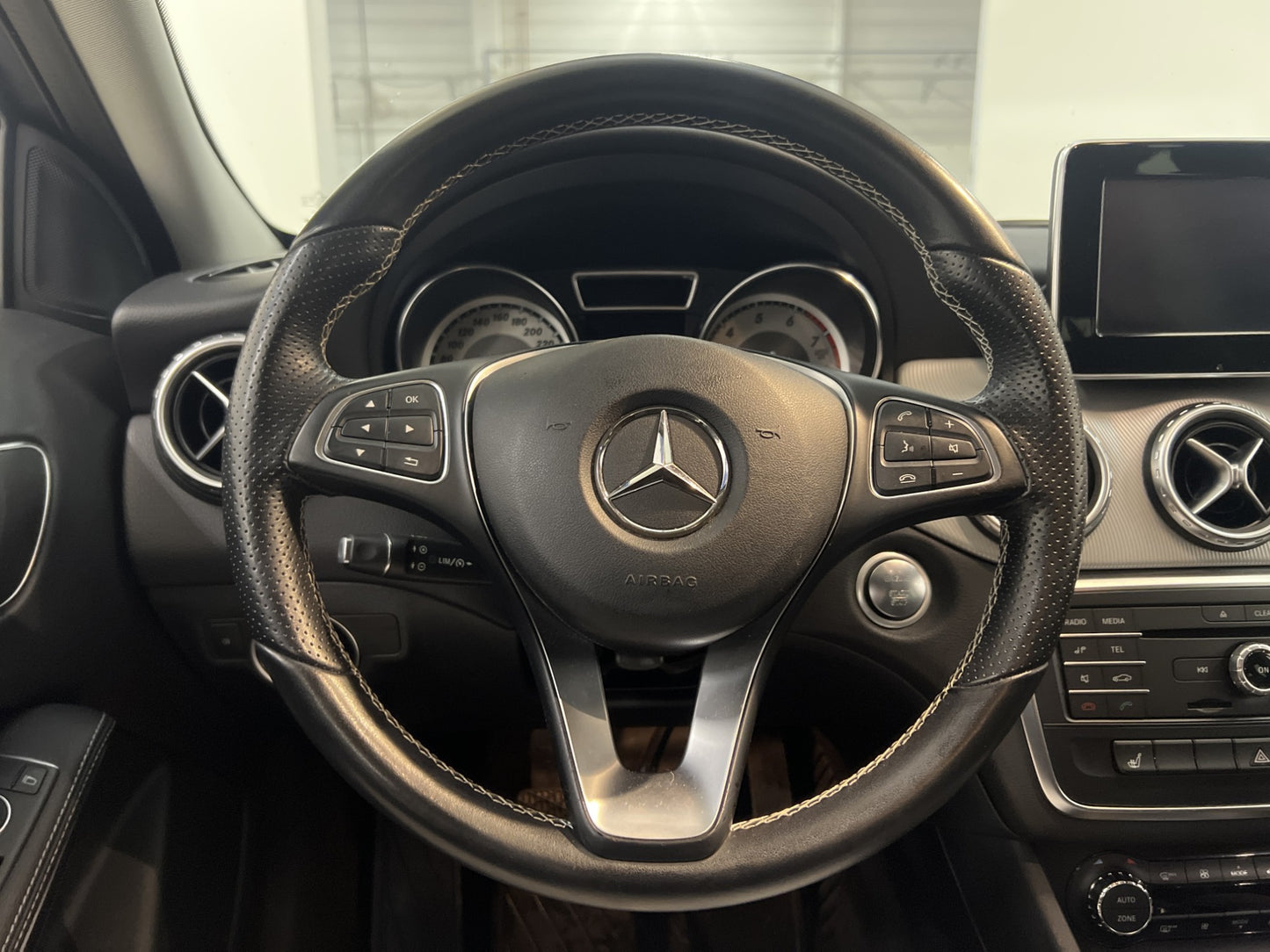 Mercedes-Benz GLA 200 Urban Line Night CarPlay Kamera Drag