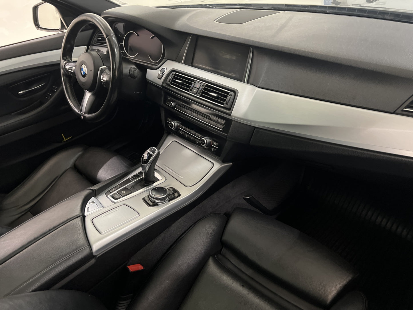 BMW M550 d xDrive Touring 381hk M Sport Värm Pano H/K Drag