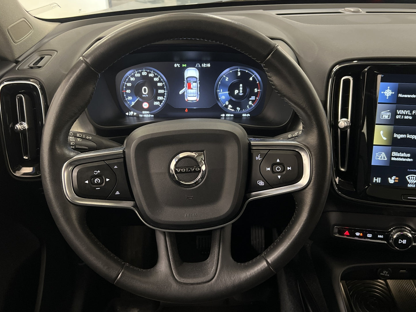 Volvo XC40 D4 AWD VOC D-värme Pano 360° Navi HiFi Skinn Drag