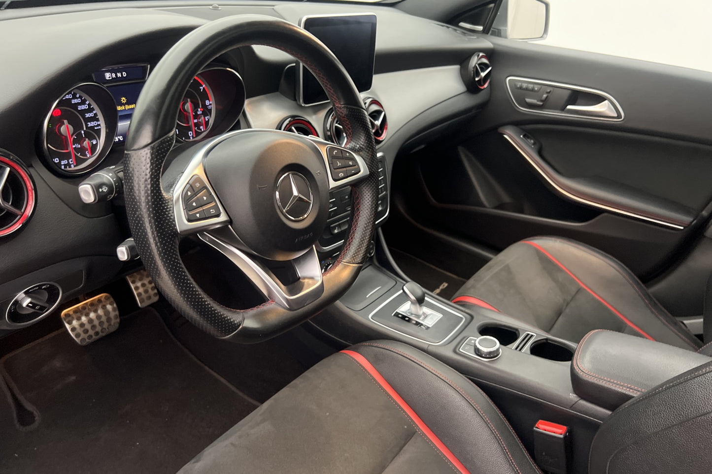 Mercedes-Benz CLA 45 AMG 360hk Skalstolar Panorama H/K Navi