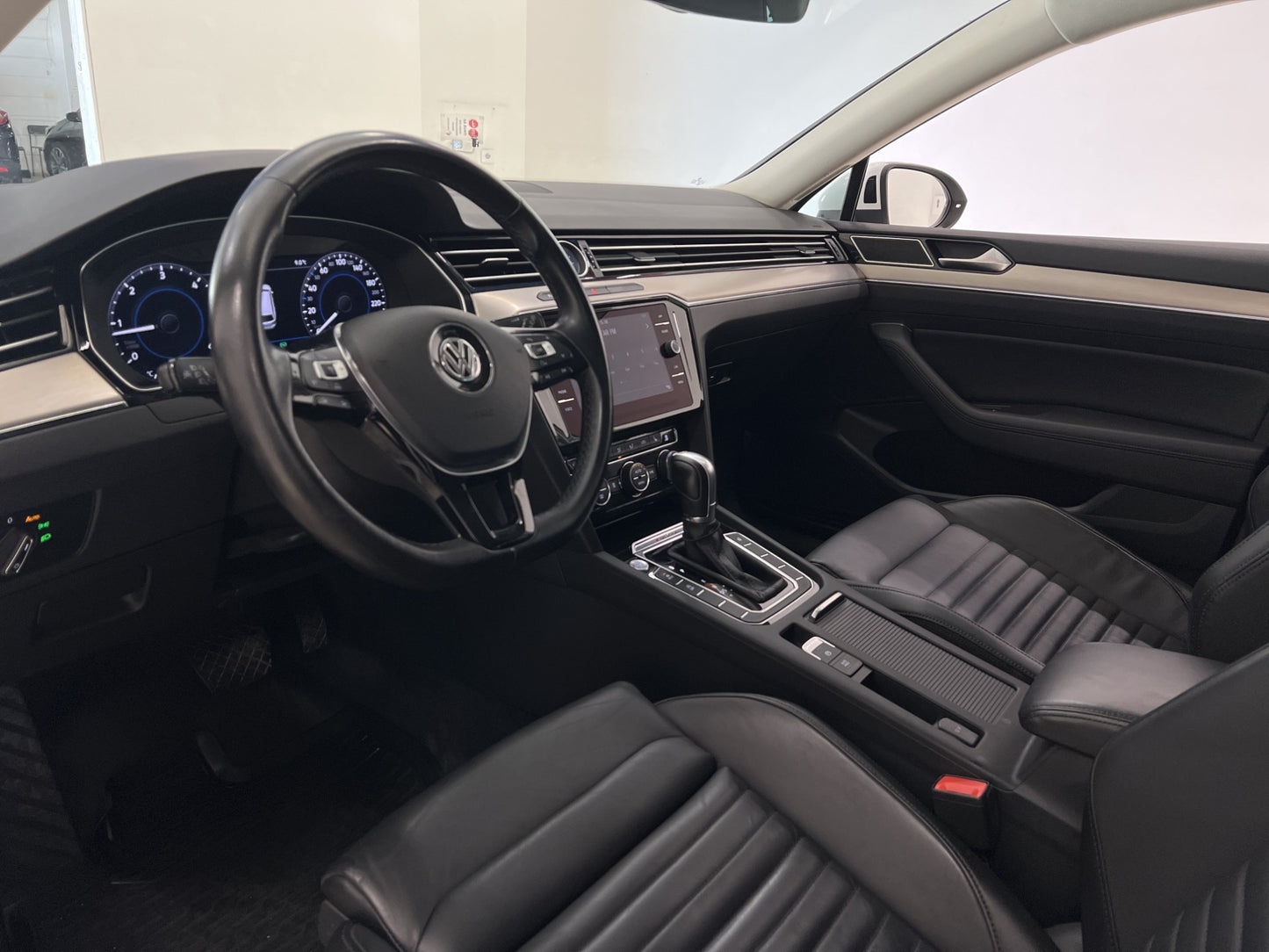 Volkswagen Passat 4M 190hk R-line Cockpit Värmare Skinn Drag