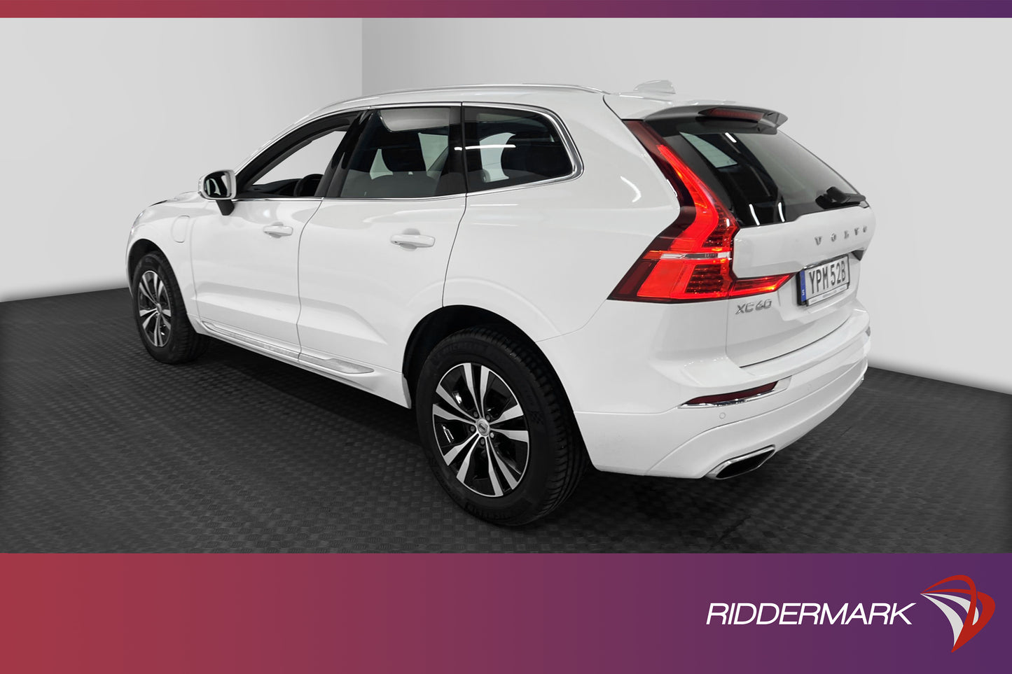 Volvo XC60 T6 AWD RECHARGE Momentum Panorama Drag Moms