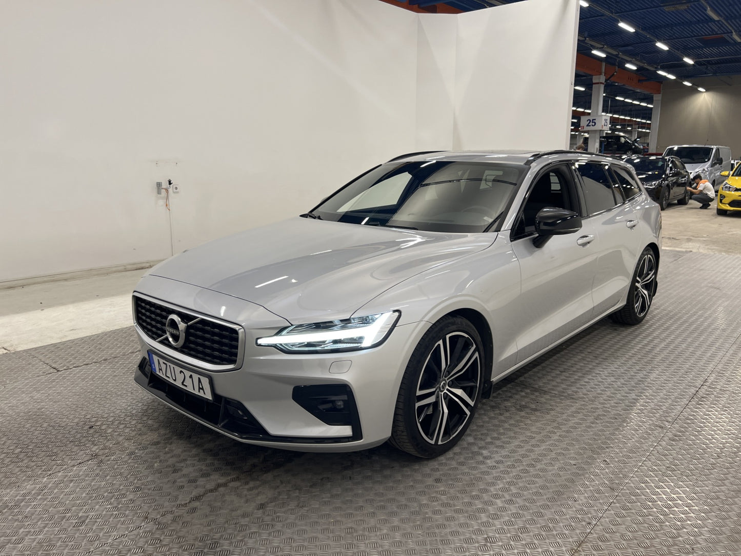 Volvo V60 D3 150hk AWD R-Design Pano HUD H/K Dvärm Navi Drag